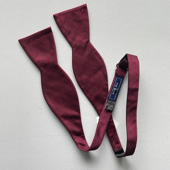 The Tie Bar bow tie deep red silk with a subtle weave pattern - Picture 3 of 4